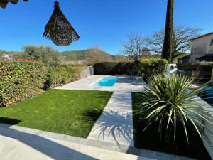 Photo de galerie - Relation d’un piscine,plage,et jardin.