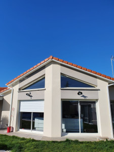 Photo de galerie - Nettoyage de la façade + Nettoyage et traitement des tuiles 