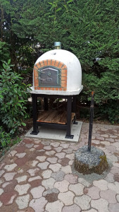 Photo de galerie - Réalisation et pose d'un four à pain 
structure acier sur mesure / peinture anti rouille scellé sur dalle béton réalisée et dimensionnée pour supporter le poids du four. 