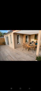 Photo de galerie - Création terrasse en dallages sur plots 
habillage mur en parement effet pierre, installation pergola 