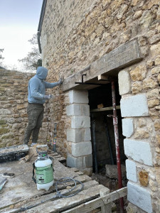 Photo de galerie - Réalisation d'une ouverture sur mur porteur et jambage en tuffeau et linteau poutre en chêne 