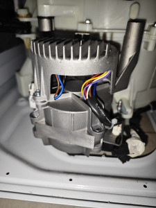 Photo de galerie - Réparation du variateur du moteur d'une machine à laver Valberg défaut E64. 