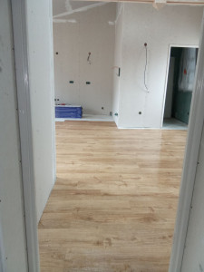 Photo de galerie - Réalisation et pose d'un nouveau revêtement de sol type vinyle imitation chêne clair.
- Ragréage fibré sur ancien carrelage.
- Pose du vinyle 