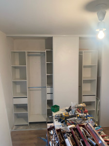 Photo de galerie - Réalisation d’un dressing sur-mesure avec penderie, tablette, éclairage, porte coulissante