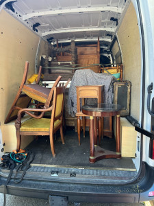 Photo de galerie - Chargement de vieux meubles dans un 12m3