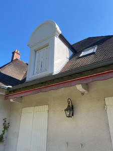 Photo de galerie - Restauration de lucarnes : impression et deux couches de peinture