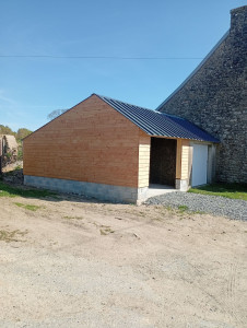 Photo de galerie - Construction d'un garage.
Terrassement, dalle béton, mur, charpente toiture, bardage.
