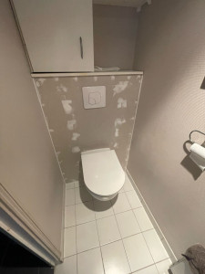 Photo de galerie - Pose de bâti support et cuvette avec cloisons placo double épaisseur 