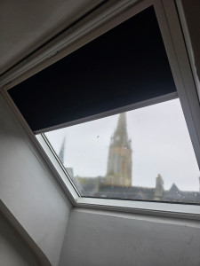 Photo de galerie - ​Pose et remplacement de fenêtres de toit Velux (toutes dimensions), avec store extérieur et volet intérieur.