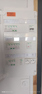 Photo de galerie - Réhabilitation électrique totale d' un appartement avec un tableau électrique AUTOMATIQUE SCHNEIDER ELECTRIC, 3 rangées équipé d un PARAFOUDRE , appareillage SCHNEIDER ELECTRIC gamme ODACE

NORMES NF C 15100 utilisée 