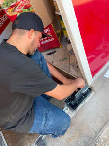 Photo de galerie - Installation et remplacement d’un pivot de sol pour porte vitrée.