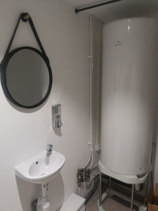 Photo de galerie - Pose de chauffe eau ainsi que lavabo,
Raccordement électrique ext.. 