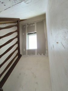 Photo de galerie - Rampant + cage d'escalier 
ajout de laine, placo, Bande et peinture sur toute la surface de l'escalier 