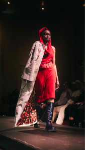 Photo de galerie - Look de mon défilé de fin d’année pour valider mon bachelor. Robe en maille dos nu à capuche, avec manteau long en denim. Imprimé de la doublure entièrement réalisé par moi ! 