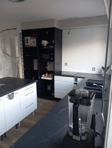 Photo de galerie - Pose de la cuisine en cours 