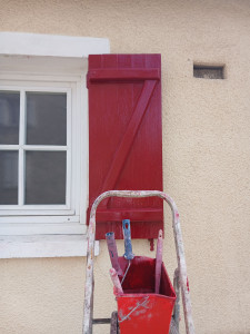 Photo de galerie - Rénovation de volet réparation ponçage sous couche puis peinture 