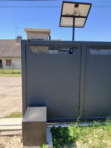 Photo de galerie - Alimentation moteur de portail par des panneaux solaires 