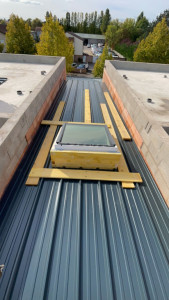 Photo de galerie - Pose de fenêtre de toit sur bac acier 
