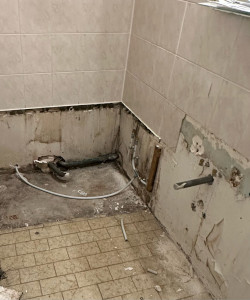 Photo de galerie - Je passe aussi mes tuyaux de vasque et pvc 32 + arrive d’eau froide et chaude pour le baignoire 