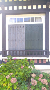 Photo de galerie - Ponsage + peinture.

Avant gauche, après droit.