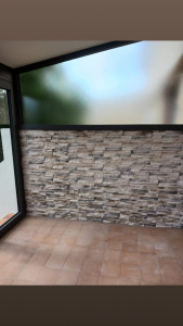 Photo de galerie - Travaux de carrelage mural avec pose soignée et alignement précis.
