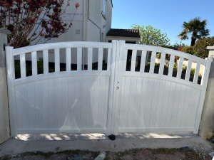 Photo de galerie - Pose de portail extérieur réalisée avec soin. Travail propre et solide. Je propose mes services pour tous types de bricolage.