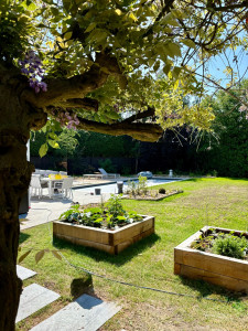 Photo de galerie - Aménagement d’un jardin d’environ 150 m2. Terrasse, clôture, pavage, cailloux, engazonnement, potager …