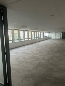 Photo de galerie - Prestations de nettoyage complet d’un espace de bureaux en open space.