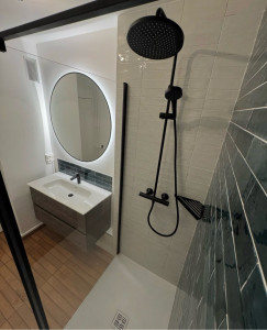 Photo de galerie - Installation d’un meuble vasque, robinet et raccordements sanitaires. Travail propre et soigné.