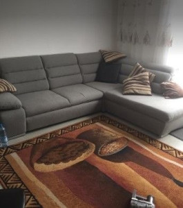 Photo de galerie - Montage complet d'un canapé d'angle avec assemblage des modules et vérification de la stabilité. Travail soigné et mise en place finale du mobilier.
