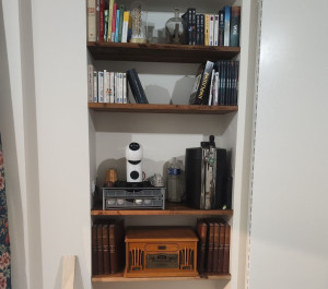 Photo de galerie - Fabrication des tablettes en chêne encastrées