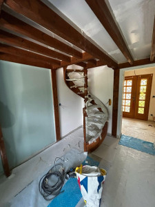 Photo de galerie - Travaux de rénovation intérieure
Reprise des cloisons et finitions autour d’un escalier bois, préparation des supports avant peinture et aménagement.