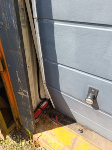 Photo de galerie - Porte de garage enfoncée suite à mauvaise manipulation de conduite 