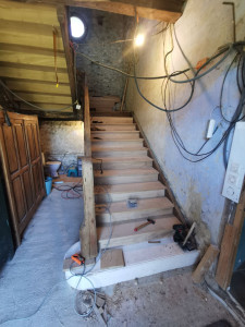 Photo de galerie - Pose d'un ancien escalier avec marches neuves (fournies par un menuisier), première marche arrondie en béton coffré.
(Chantier perso) 