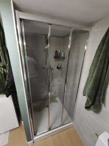 Photo de galerie - Installation porte de douche coulissante 