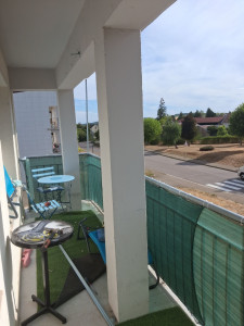 Photo de galerie - Pose filet protection animaux domestiques sur balcon sans perçage 