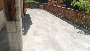 Photo de galerie - Pose de carrelage sur une terrasse extérieure, avec des finitions soignées.