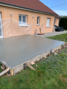 Photo de galerie - Création d’une terrasse pour pergola: coulage de la dalle béton 