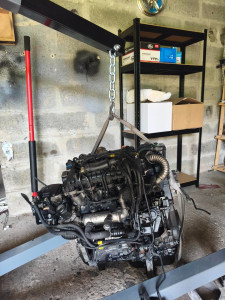 Photo de galerie - Le moteur d'occasion trouver par le client un bon nettoyage déposé les anciennes pièces est le remonter dans la voiture  