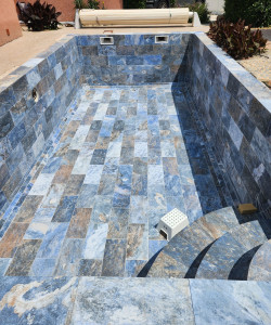 Photo de galerie - Piscine complète + margelle du même carreau '' bali''