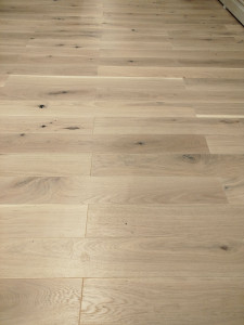Photo de galerie - Pose d'un parquet (contrecollé) sur 80m2 
Réalisation des coupes, pose de la sous couche, des plinthes avec joint de finition.