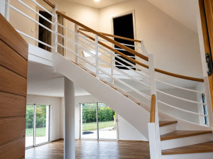 Photo de galerie - Mise en peinture d'un séjour avec cage d'escalier. Finitions soignées, lignes nettes et rendu lumineux pour un intérieur moderne.