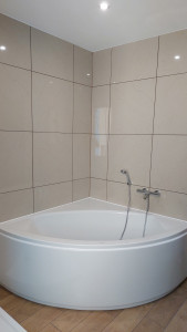 Photo de galerie - Pose d'une baignoire d'angle.
