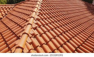 Photo de galerie - Travaux de rénovation complète de toiture en tuiles, avec pose soignée et finitions durables. Résultat esthétique et étanchéité garantie.