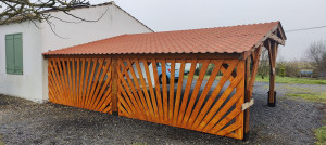 Photo de galerie - Habillage sur mesure ajouré au fond du carport. 