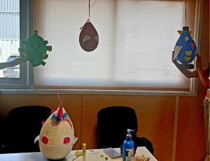Photo de galerie - Réalisation de piñatas pour un projet avec les enfants 