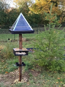 Photo de galerie - Mangeoire à oiseaux multi niveau.