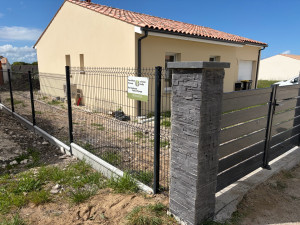 Photo de galerie - Pose portail alu avec pilier, plaquettes de parement et clôture panneau rigide