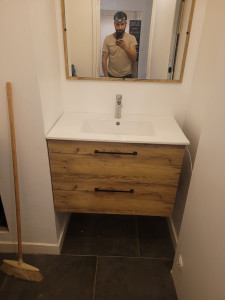 Photo de galerie - Création d'arrivée d'eau chaude et froide et la pose d'un meuble vasque et l'évacuation 