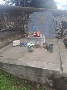 Photo de galerie - Nettoyage et entretiens de sépultures 